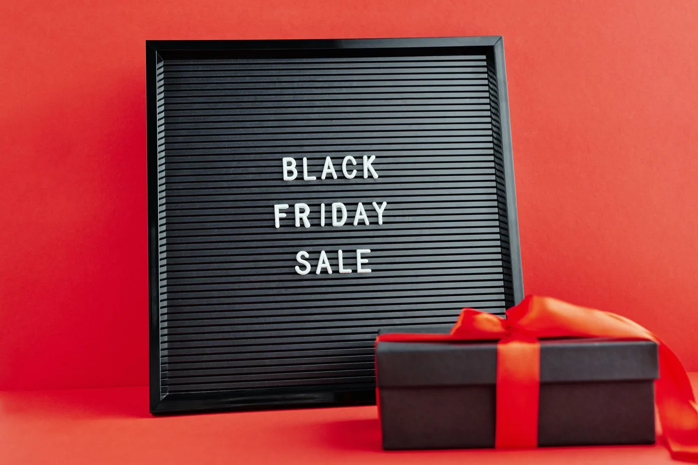 Nápis Black Friday Sale s dárkovou krabičkou
