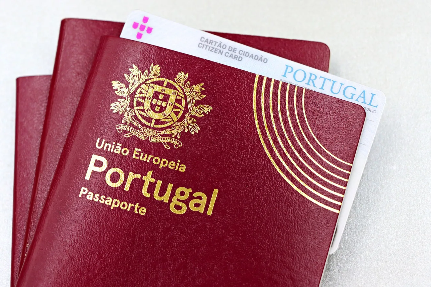 detail cestovního pasu a občanky Portugalska