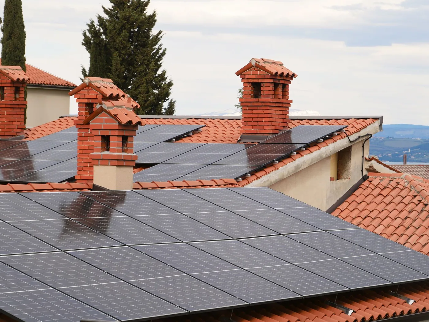 Fotovoltaické panely na taškové střeše s komíny