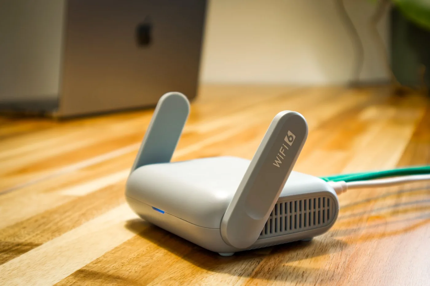 wifi router na stole u notebooku