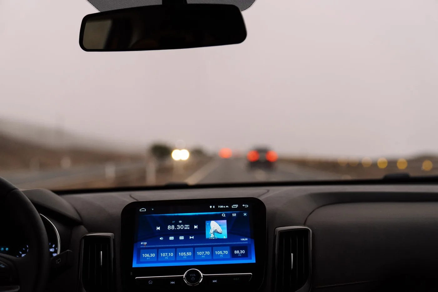 Palubní deska auta s navigací na silnici