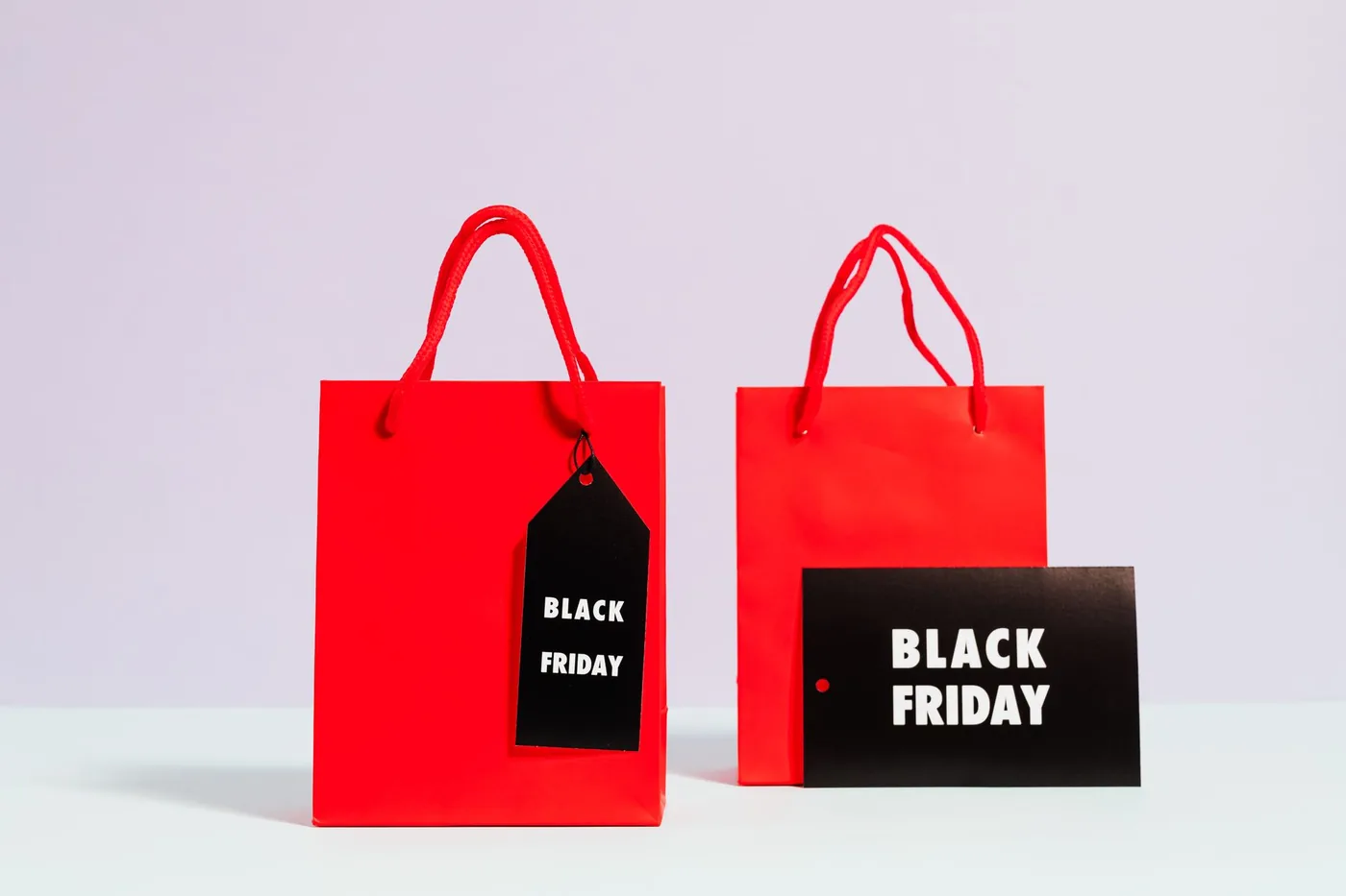 Červené nákupní tašky s cedulkou Black Friday