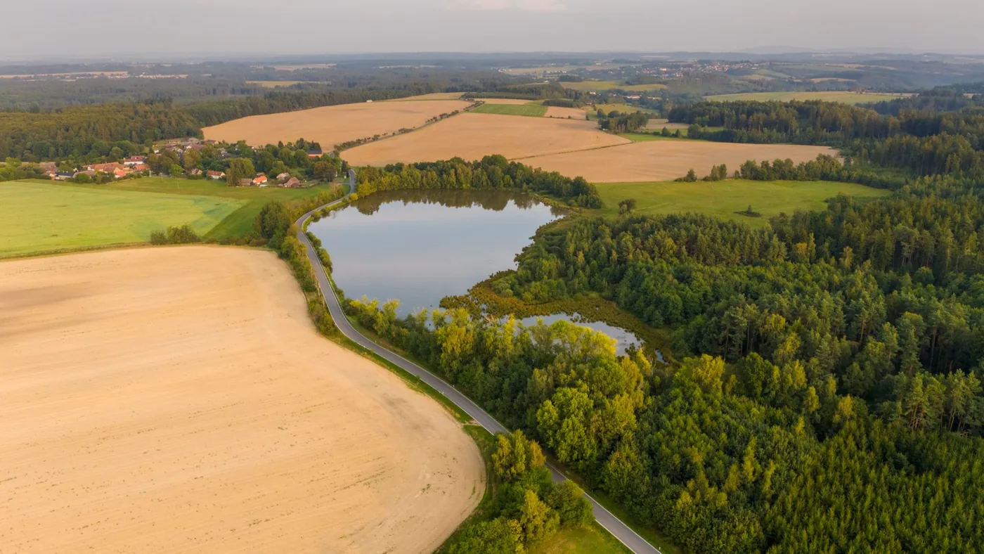 letecký pohled na český venkov s rybníkem a poli