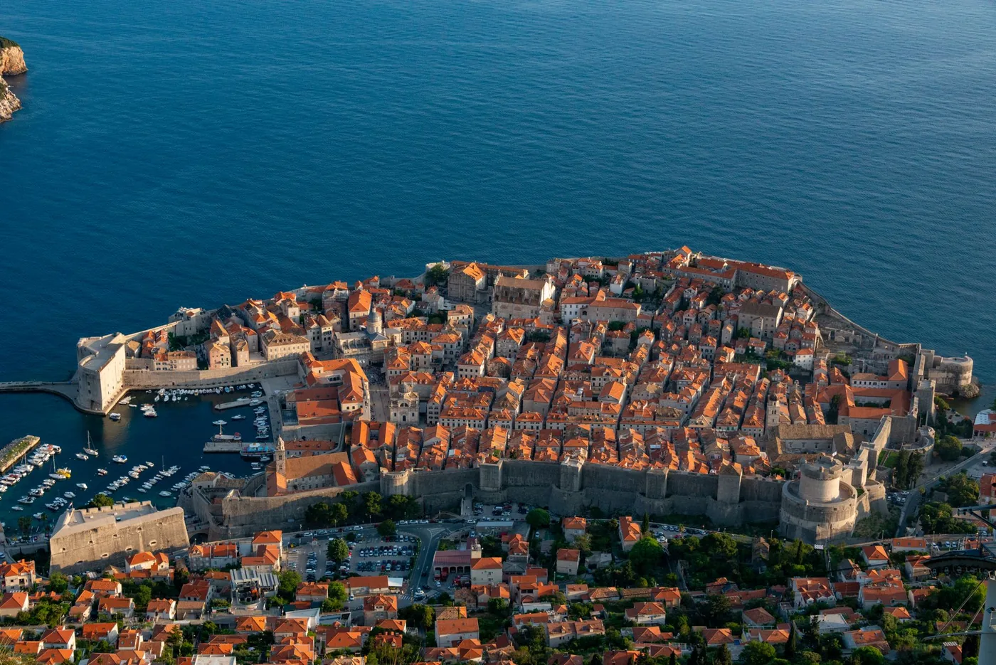 Letecký pohled na Dubrovník a moře při západu slunce