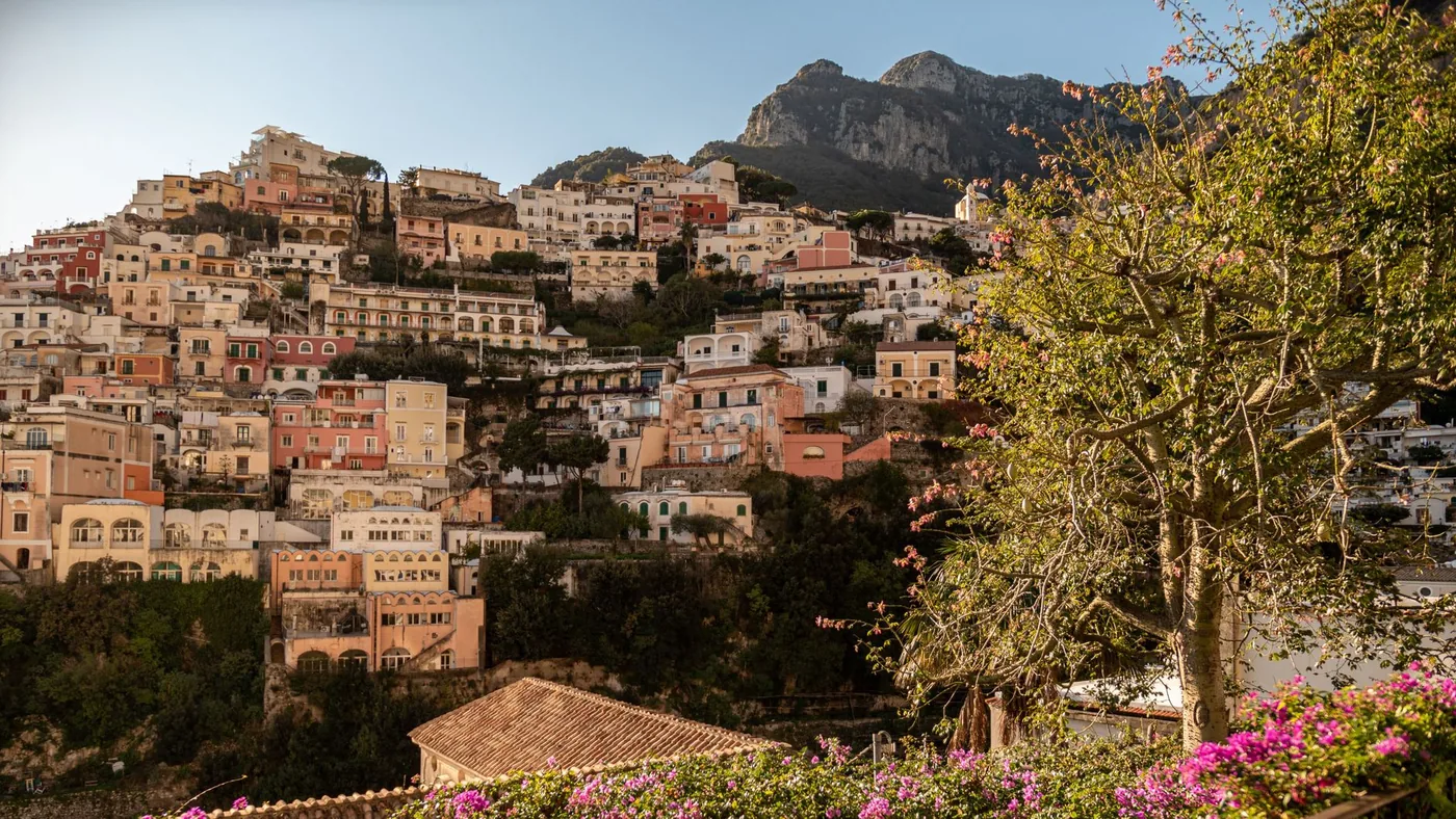 Barevné domy Positano na útesu nad mořem