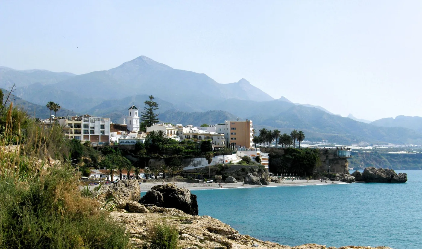 přímořské městečko Nerja s horami a mořem