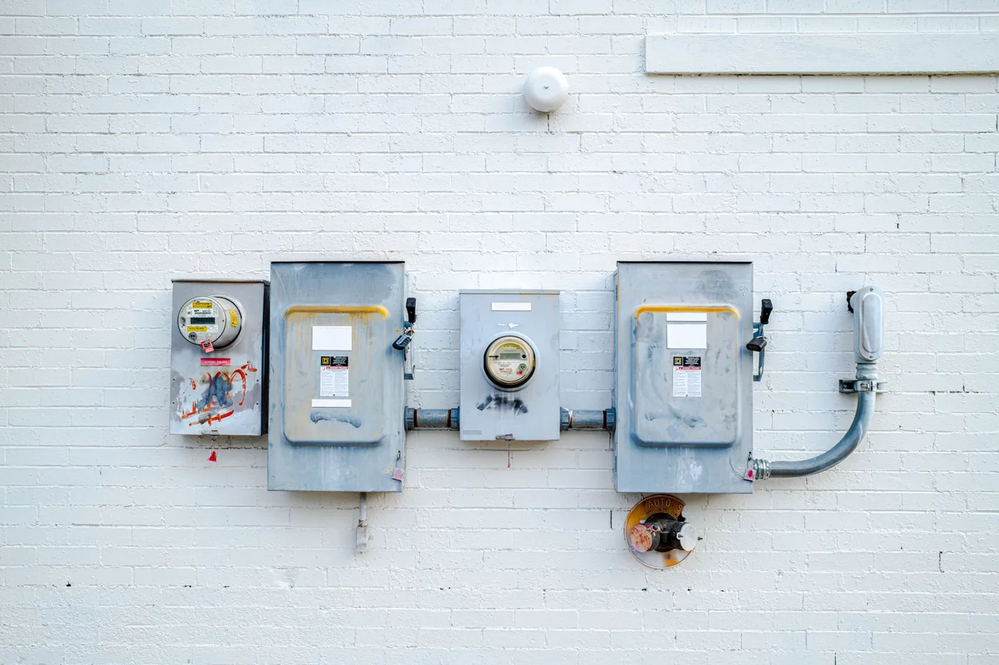 elektroměry a rozvodné skříně na zdi