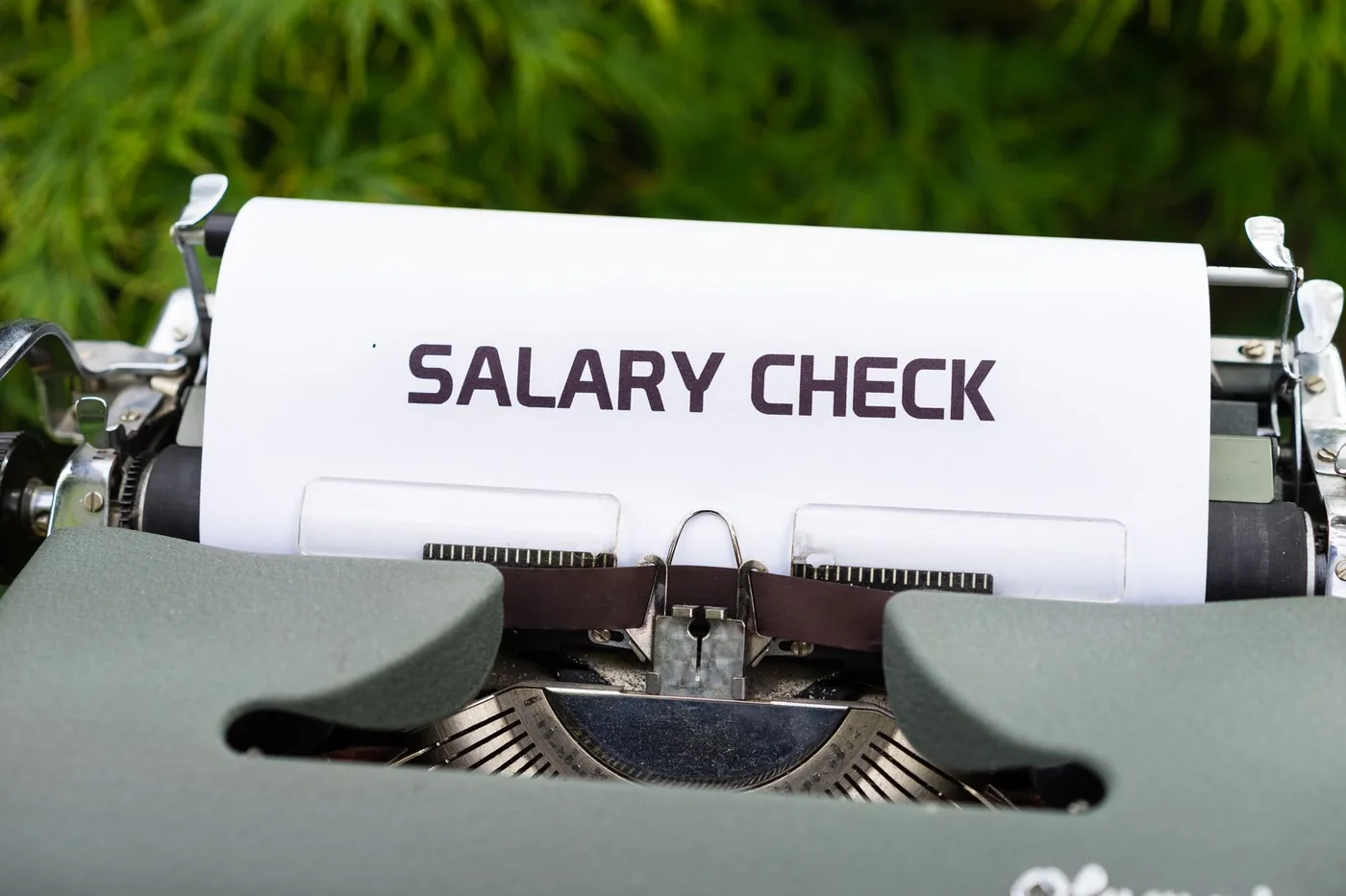 psací stroj s napsaným textem Salary Check