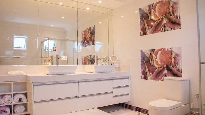 bathroom-1622403_1280