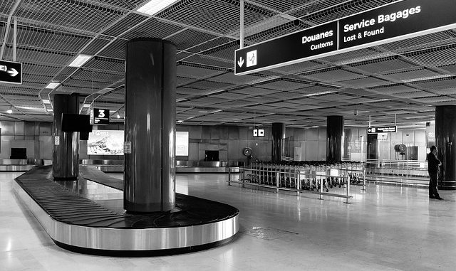 airport-3364232_640